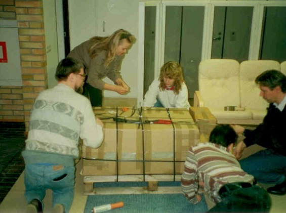 Ihmisiä paketoimassa isoa lähetystä